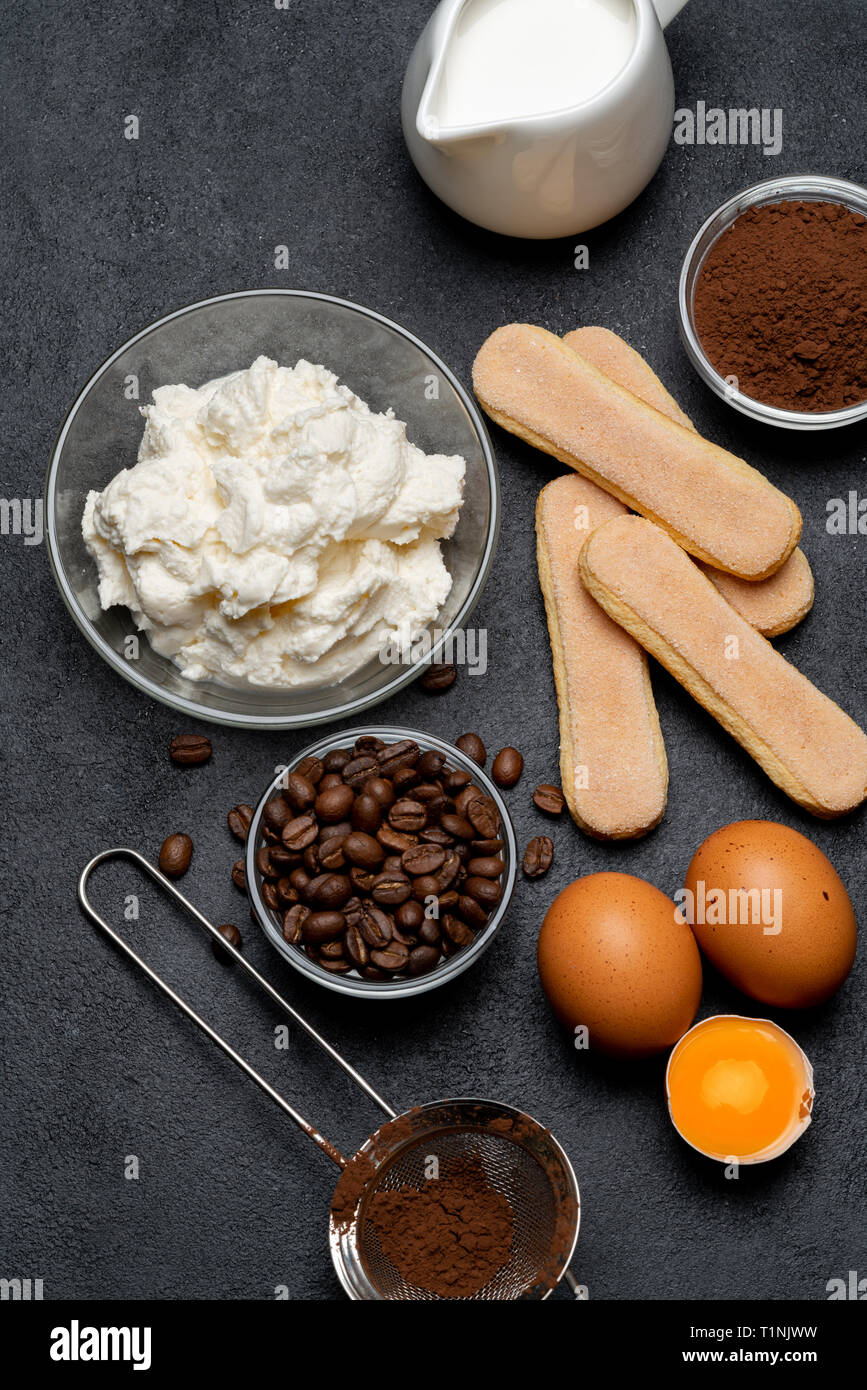 Ingrédients pour la cuisson des biscuits biscuit Savoiardi - tiramisu, mascarpone, fromage, sucre, cacao, café et des oeufs Banque D'Images