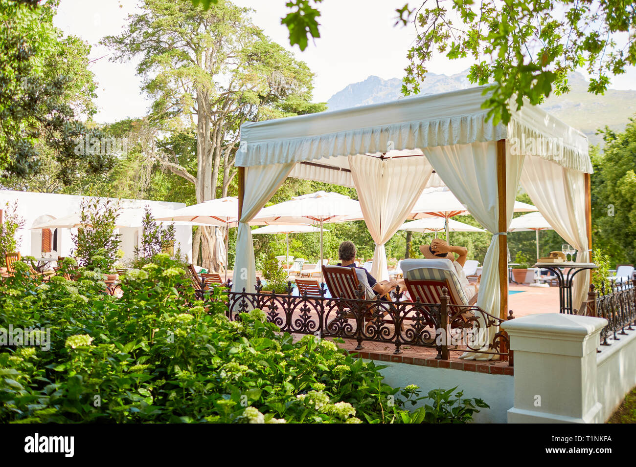 Couple cabana à resort piscine Banque D'Images