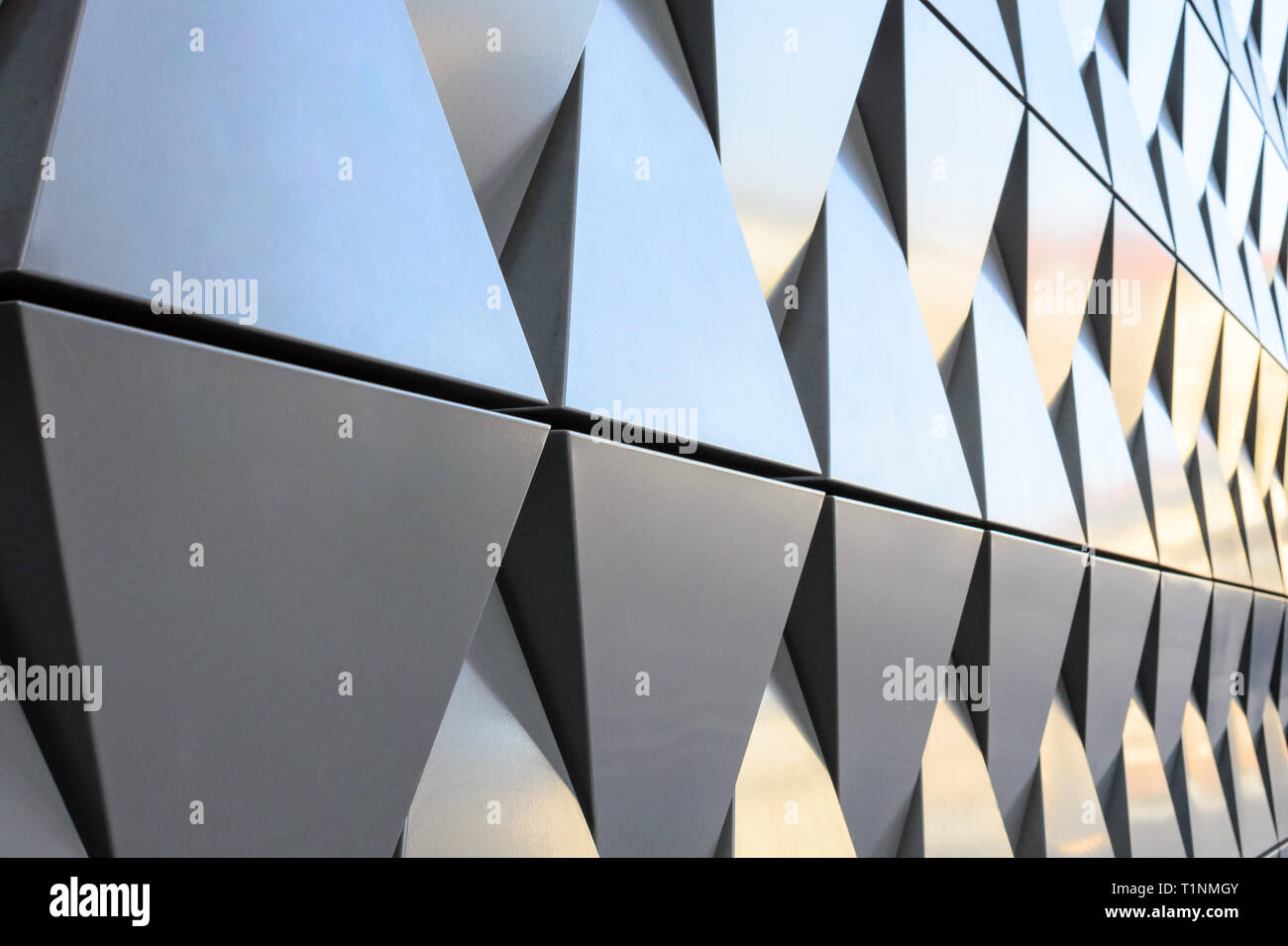 Mur futuriste de triangles métalliques de secours. Arrière-plan géométrique 3d. Banque D'Images