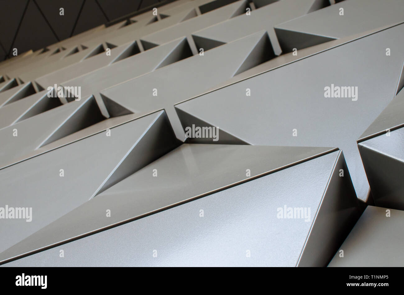 Mur futuriste de triangles métalliques de secours. Arrière-plan géométrique 3D View. Banque D'Images