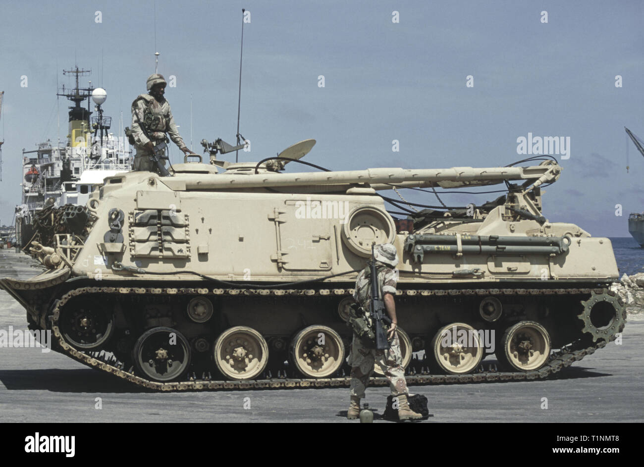 29 octobre 1993 Un véhicule de récupération M88 de l'armée américaine de la 24e Division d'infanterie, 1er Bataillon du 64ème Régiment blindé, vient d'arriver par mer, dans le nouveau port de Mogadiscio, en Somalie. Banque D'Images