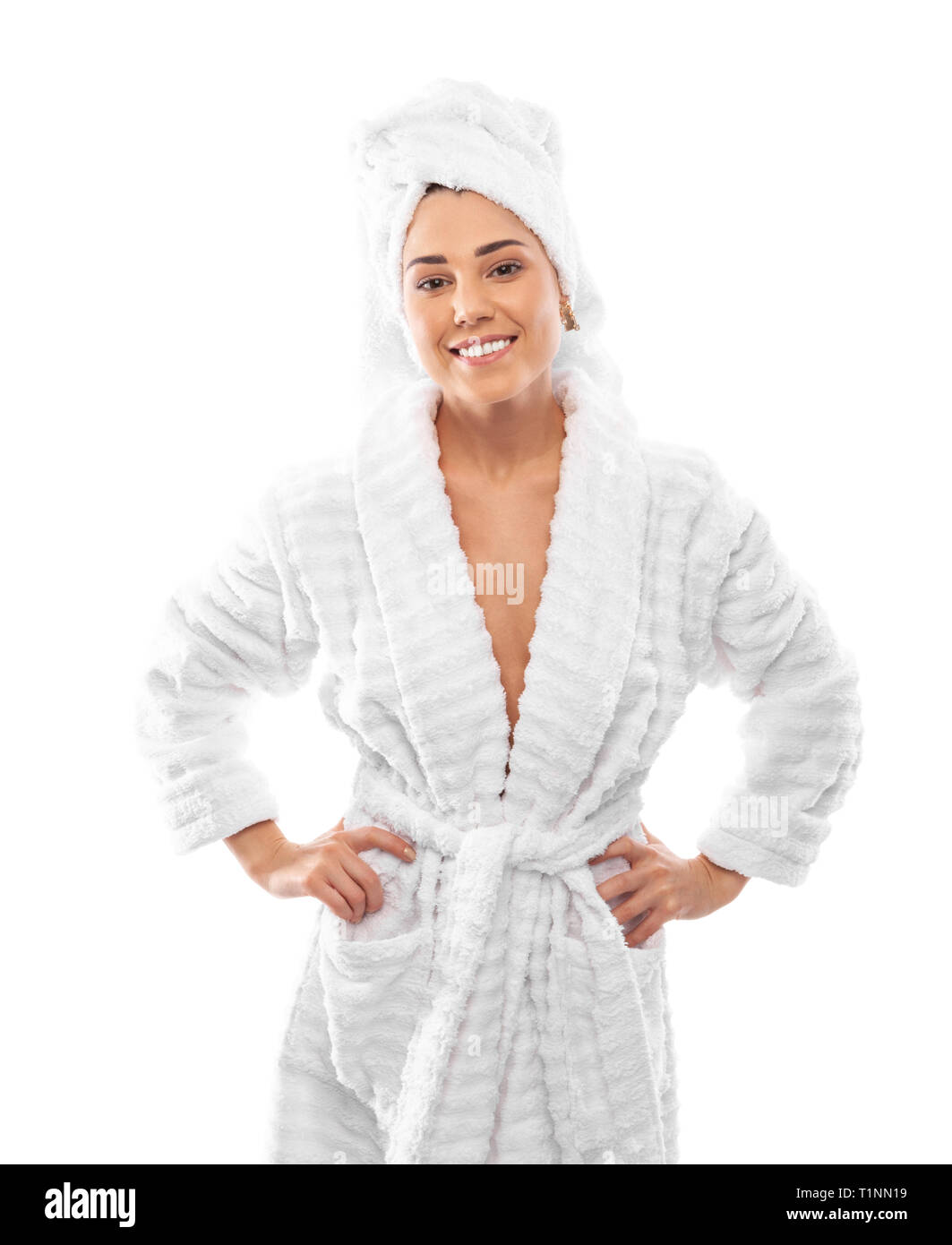 Jeune femme dans un peignoir et serviette sur la tête Photo Stock - Alamy