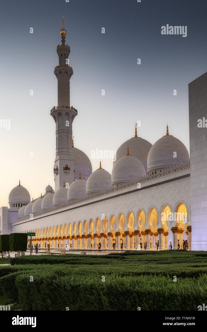 Façade de la mosquée arabe avec dômes, avec le coucher du soleil la lumière. Grande Mosquée. Émirats arabes unis. Abu Dhabi. Banque D'Images