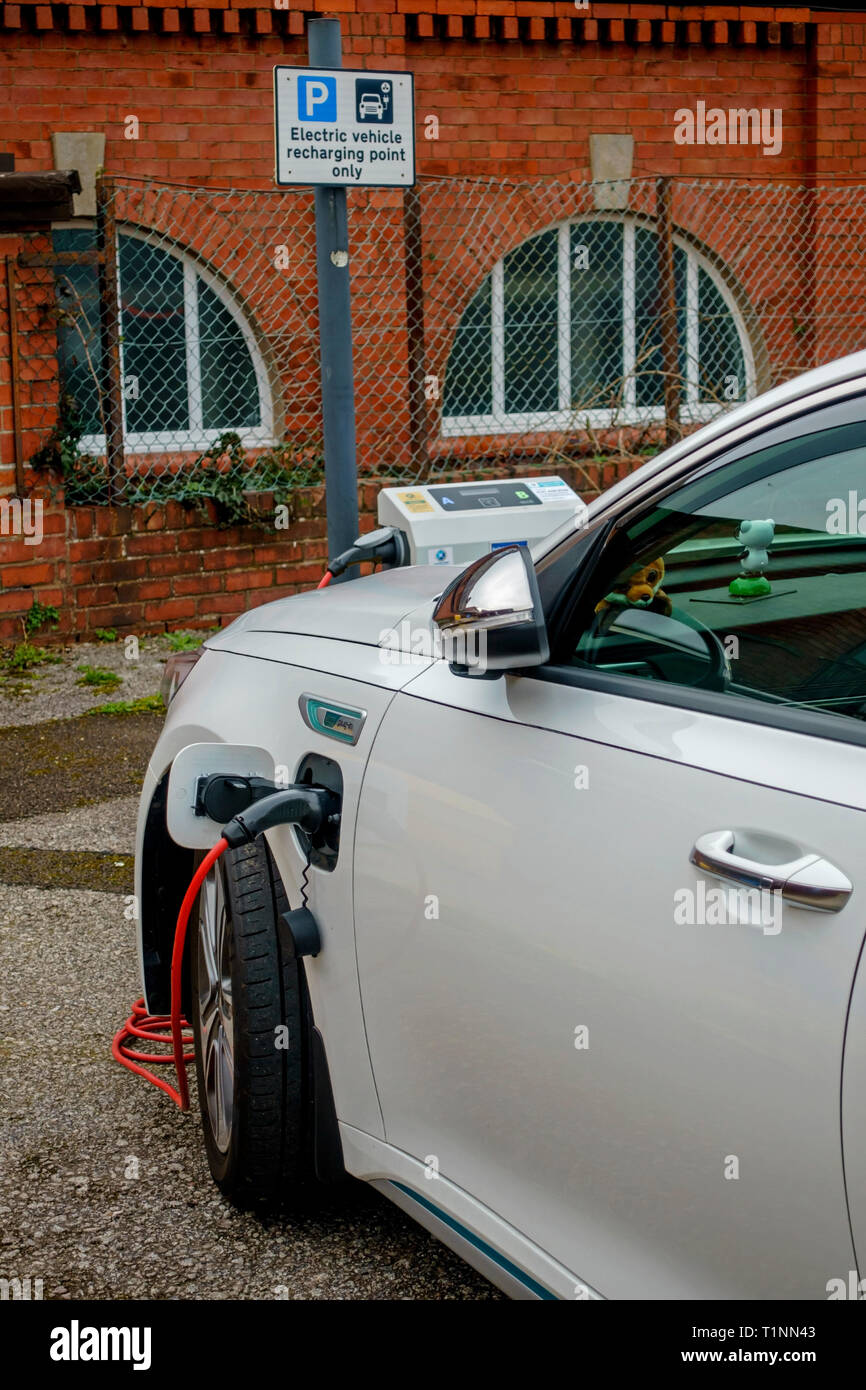 Une voiture électrique à charge d'un point de recharge dans un parking public en Ecosse Banque D'Images
