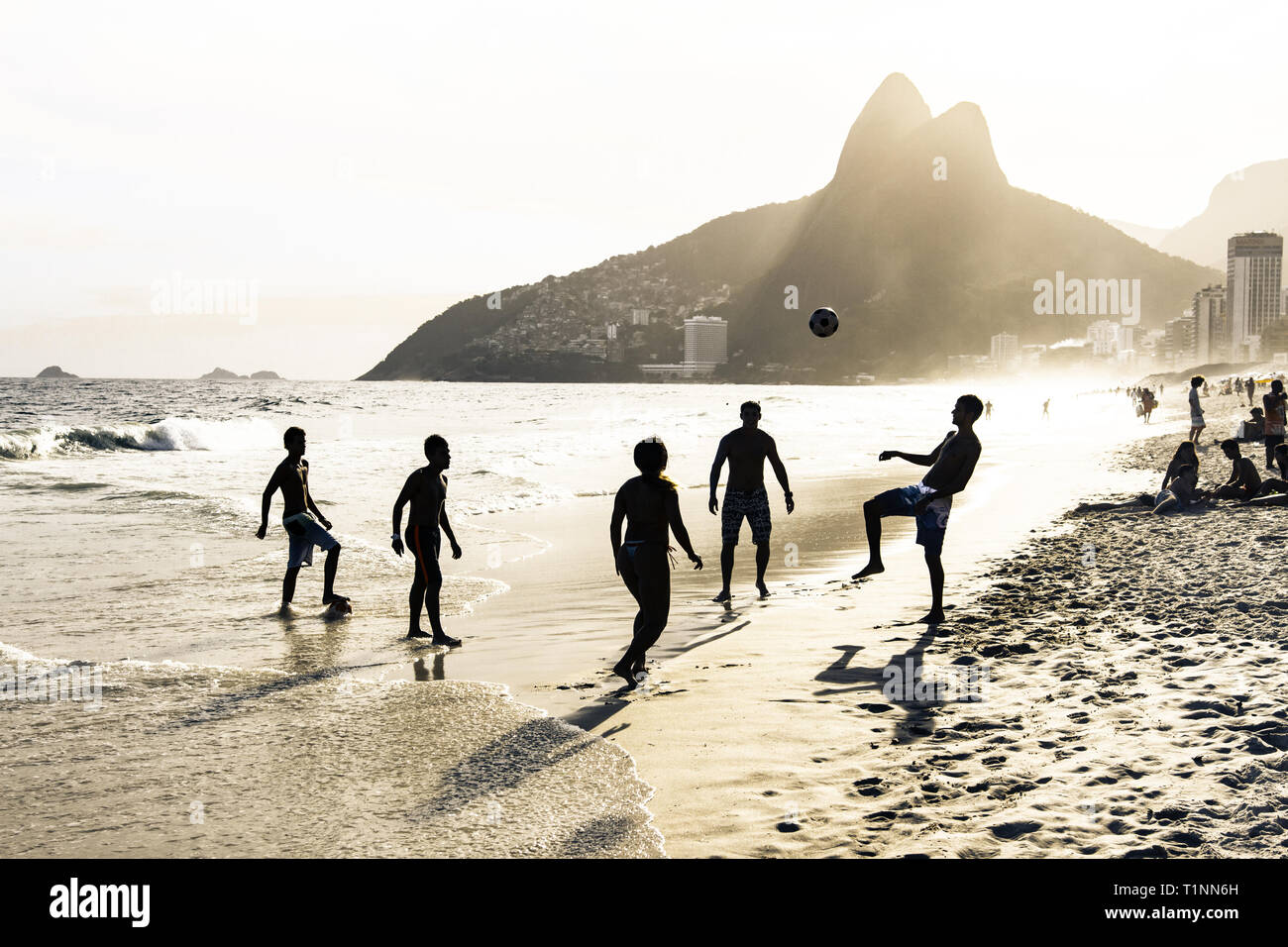 RIO DE JANEIRO, Brésil - 24 février 2015 : un groupe de Brésiliens jouant sur le rivage de la plage d'Ipanema, avec la célèbre montagne Dois Irmãos derrière t Banque D'Images