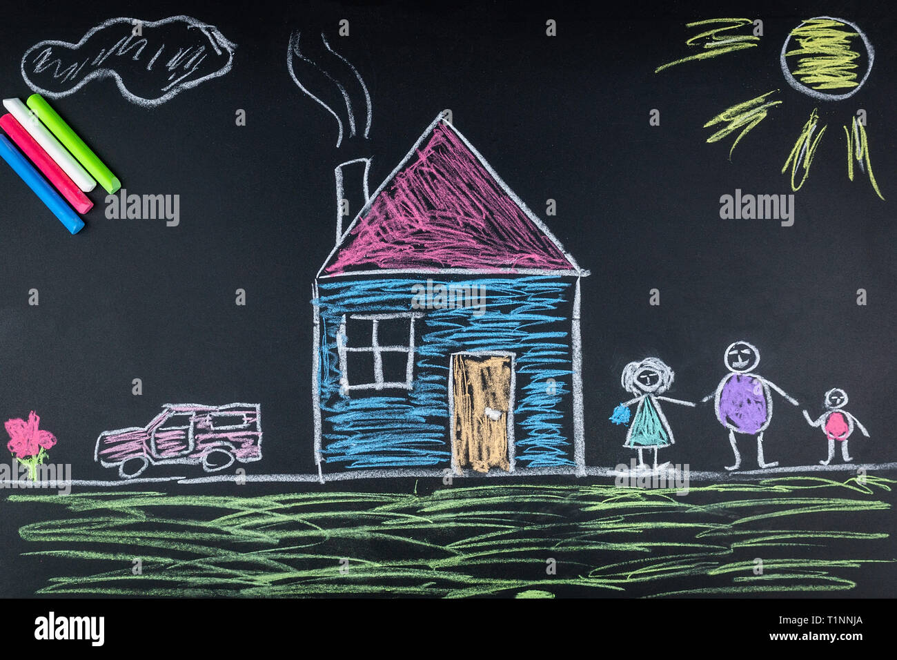 Enfant dessine une famille une maison et une voiture sur le conseil scolaire Banque D'Images