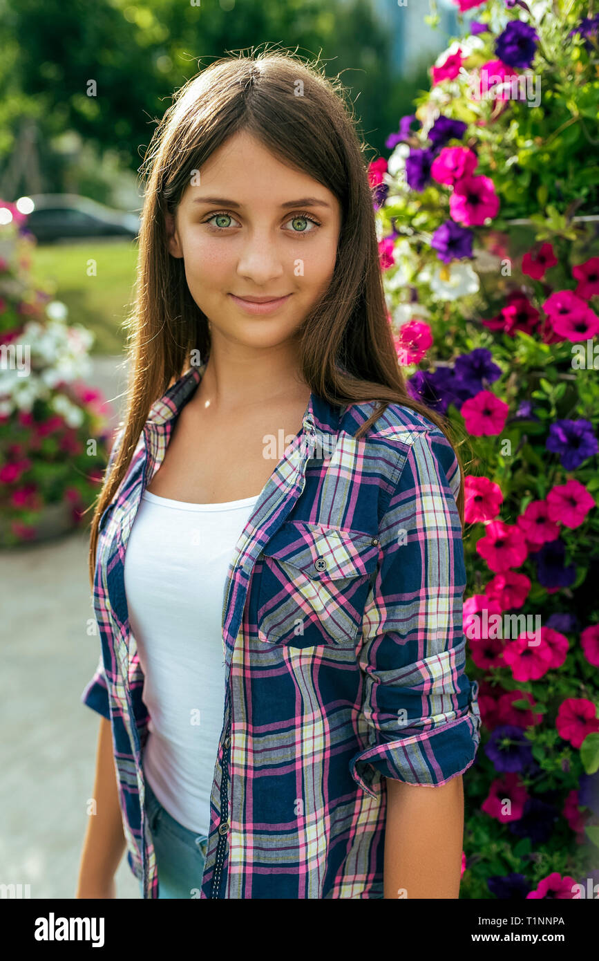 Belle fille adolescent 11 14 ans sur l arri re plan d une couche