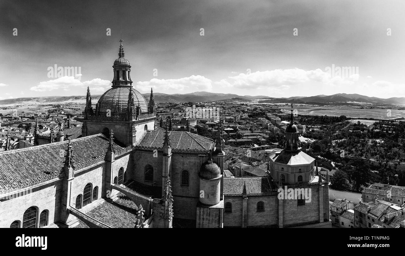 Segovia, Espagne : 16:9 Panoramique vue sur le dôme de la cathédrale et de la vieille ville de Ségovie à partir du haut de la tour de la cloche pendant la période estivale. Les sommets Banque D'Images