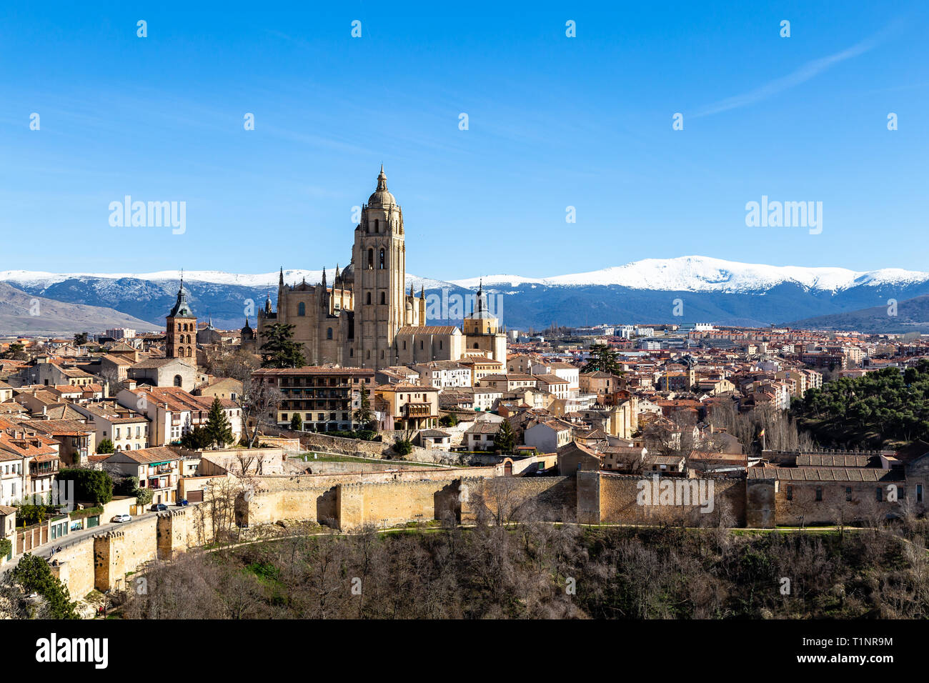 Segovia, Espagne : la vue de Juan II tower dans l'horaire d'hiver de l'Alcazar de la vieille ville de Ségovie et de la Cathédrale avec les Sierra de Guad Banque D'Images