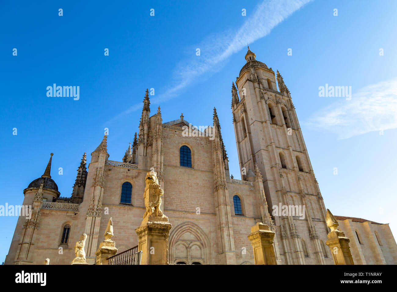 Segovia, Espagne : l'avant de la cathédrale de Ségovie en une journée d'hiver. C'était la dernière cathédrale gothique construite en Espagne, pendant le seizième siècle. Banque D'Images