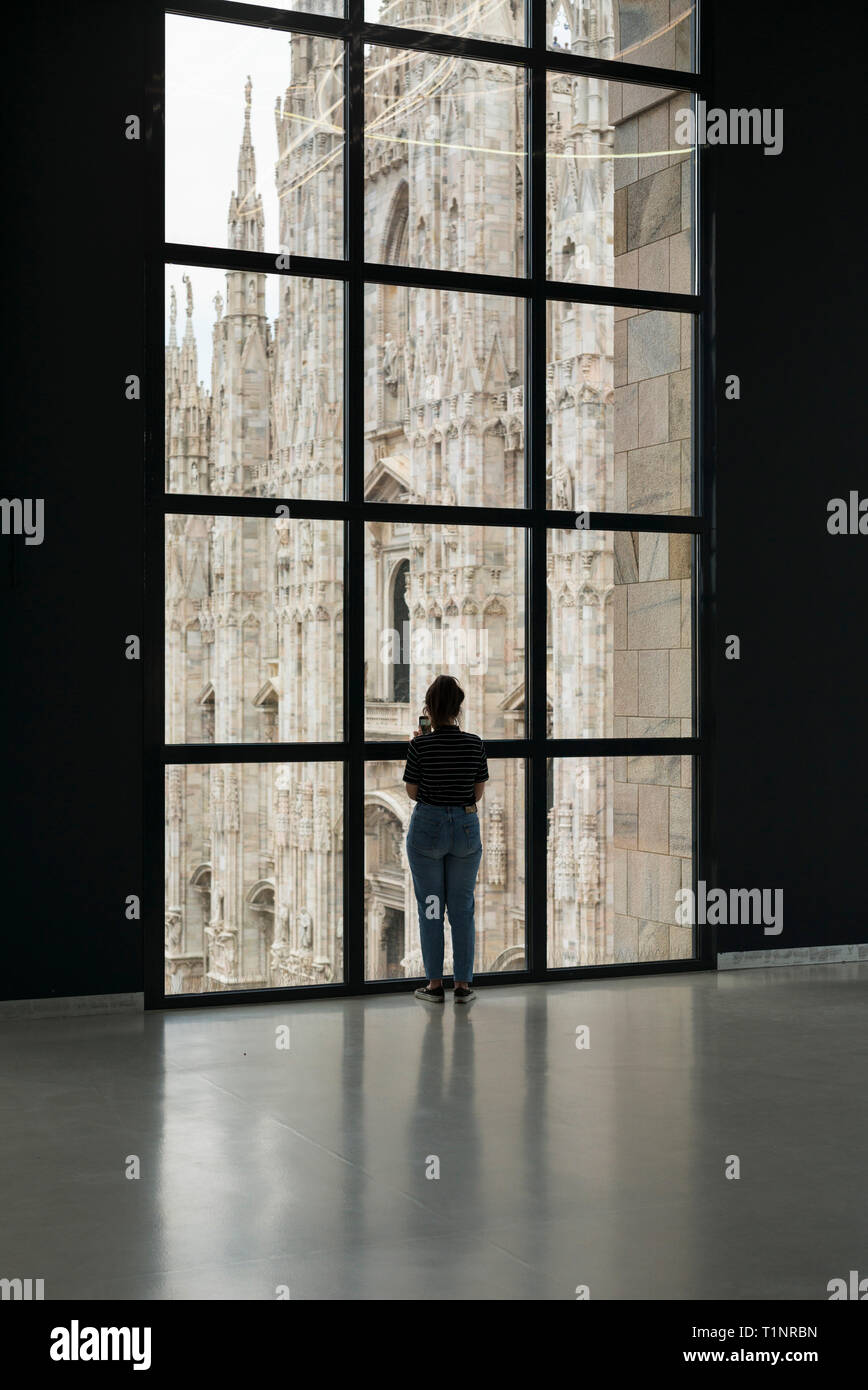 Milan. L'Italie. Visiteur à la recherche à la vue sur la Piazza del Duomo, du Museo del Novecento. Banque D'Images