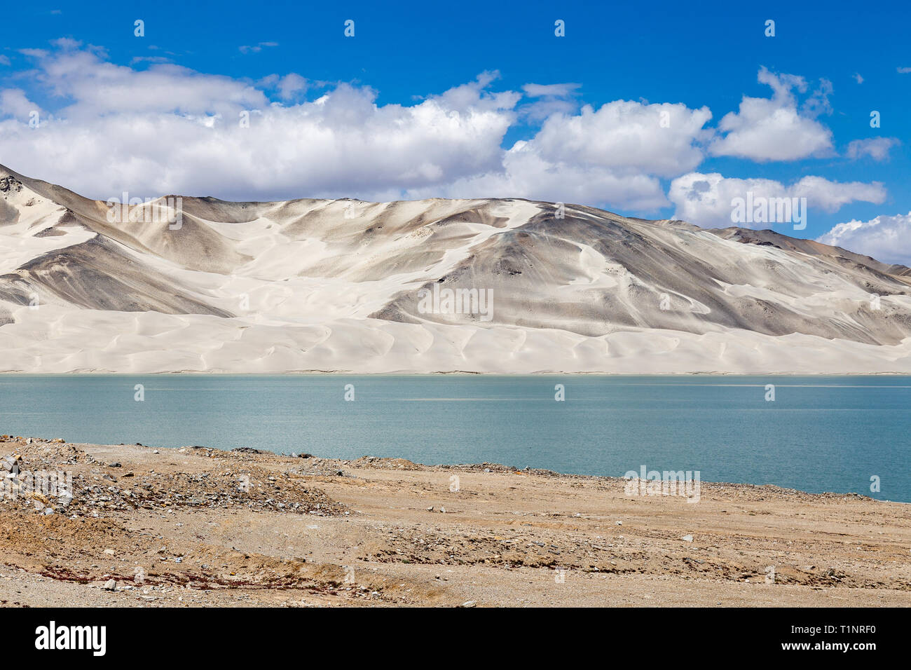 Lac de sable blanc le long de la route de Karakorum, Xinjiang, Chine. Connexion de Kashgar et la frontière avec le Pakistan et en traversant le plateau du Pamir, cette route est l'un des pays Banque D'Images