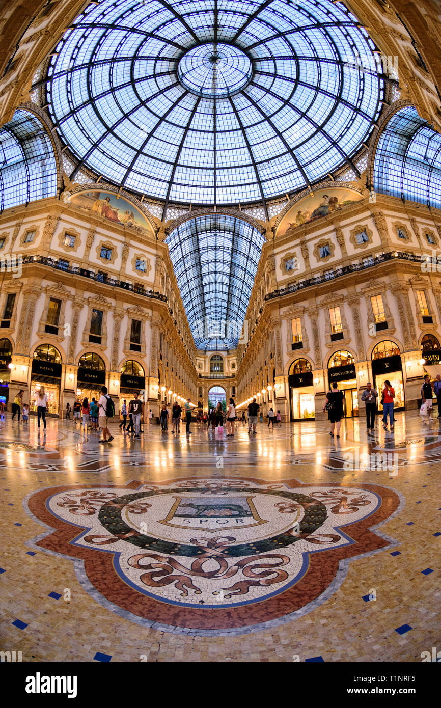 Milan. L'Italie. Galleria Vittorio Emanuele II, de l'intérieur, de la Piazza del Duomo. Banque D'Images