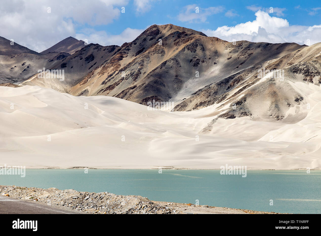 Lac de sable blanc le long de la route de Karakorum, Xinjiang, Chine. Connexion de Kashgar et la frontière avec le Pakistan et en traversant le plateau du Pamir, cette route est l'un des pays Banque D'Images