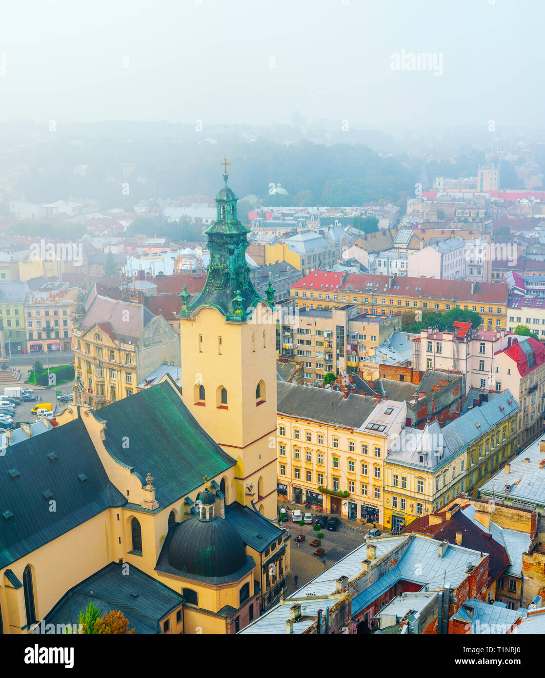 Lviv, Ukraine- 1 septembre 2018 : la cathédrale Latine. Matin brumeux du centre-ville de l'Hôtel de Ville Tour. Toits de la Vieille Ville Banque D'Images
