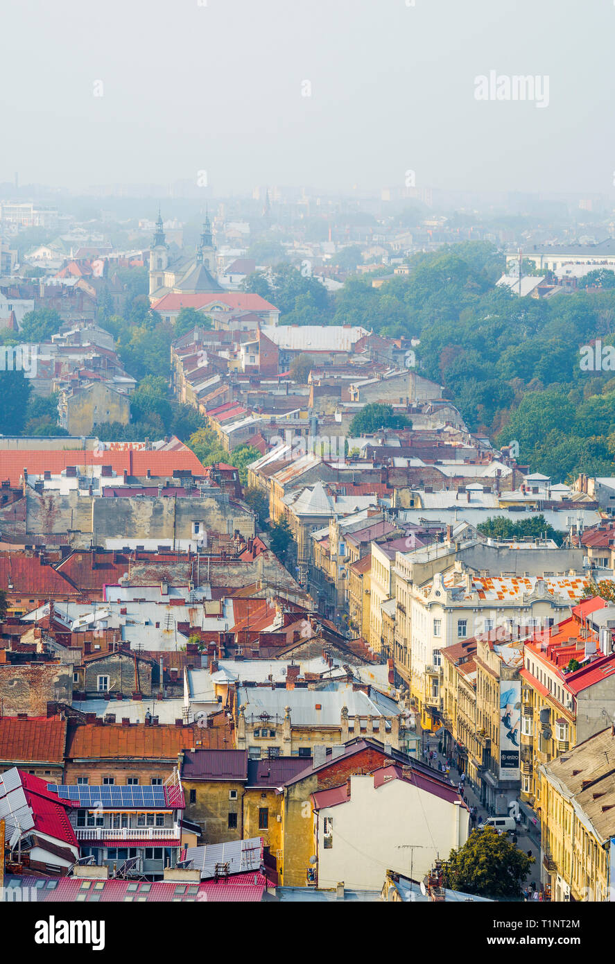 Lviv, Ukraine- 1 septembre 2018 : Long street. Matin brumeux du centre-ville de l'Hôtel de Ville Tour. Toits de la Vieille Ville Banque D'Images