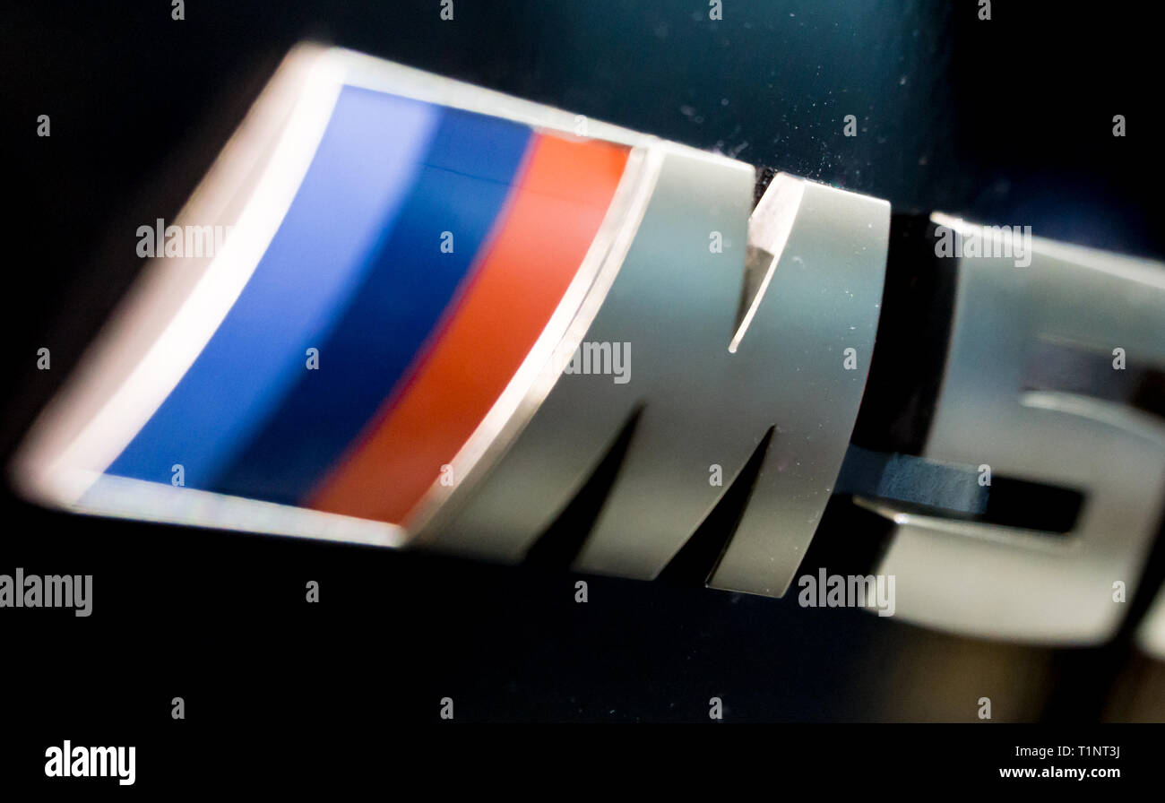 Salzbourg, Autriche - 23 mars 2019 : la BMW M logo sur une voiture noire lors de l'exposition Banque D'Images
