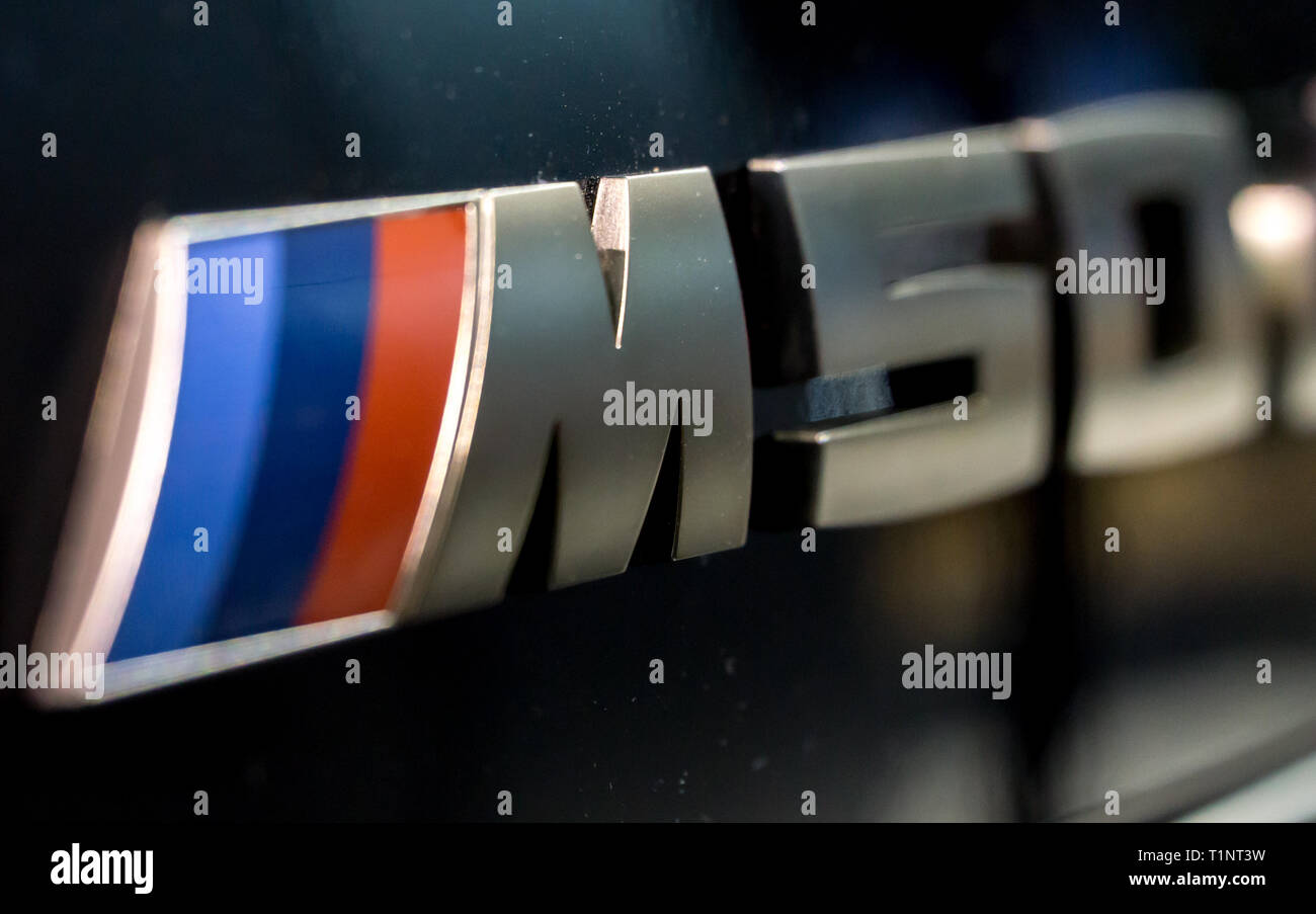 Salzbourg, Autriche - 23 mars 2019 : la BMW M logo sur une voiture noire lors de l'exposition Banque D'Images