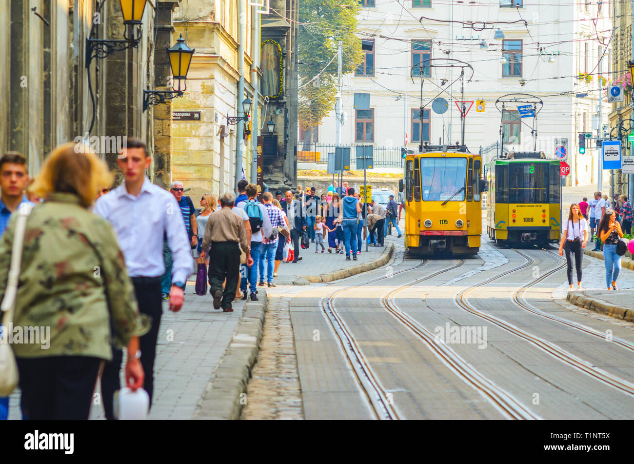 Lviv, Ukraine- 1 septembre 2018 : Rue de la vieille ville touristique avec tramway jaune Banque D'Images
