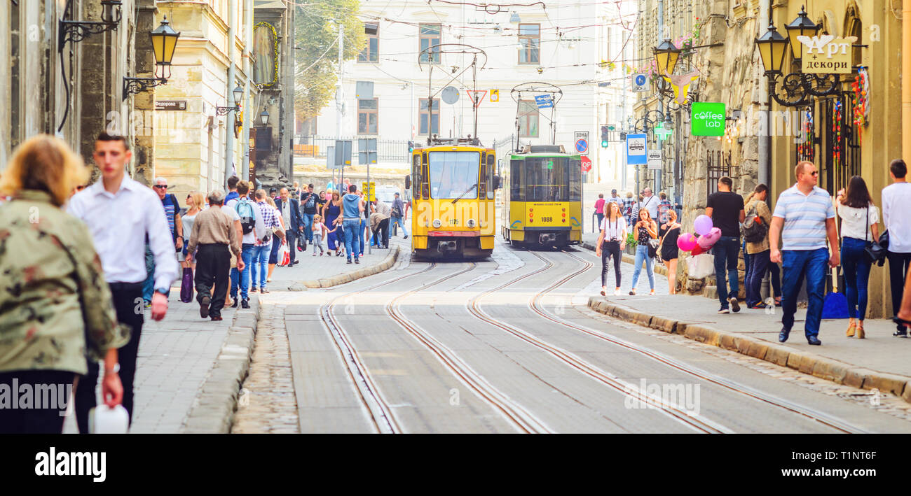 Lviv, Ukraine- 1 septembre 2018 : Rue de la vieille ville touristique avec tramway jaune Banque D'Images