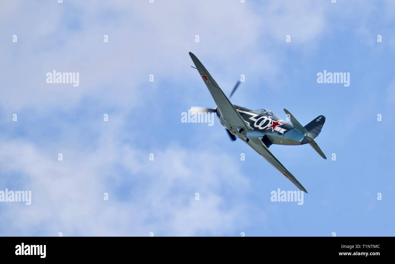 S'Greenwood's Yak-3 (G-OLEG) volant à la bataille d'Angleterre de l'aéronautique à l'Imperial War Museum, le 23 septembre 2018 Banque D'Images