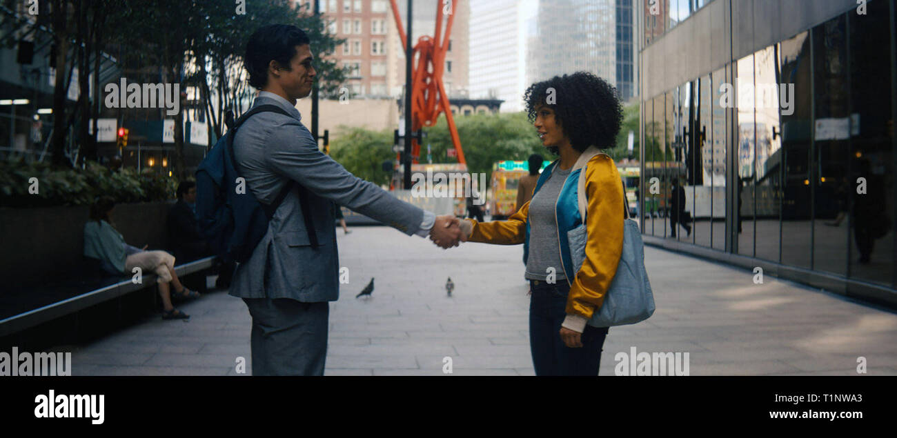 Le soleil est également une Star est un film américain réalisé par Ry Russo-Young. Le film est basé sur le roman pour jeune adulte du même nom écrit par Nicola Yoon, et stars Yara Shahidi et Charles Melton. Cette photo est pour un usage éditorial uniquement et est l'auteur de la société film et/ou le photographe attribué par le film ou la société de production et ne peut être reproduite que par des publications dans le cadre de la promotion du film ci-dessus. Un crédit obligatoire pour l'entreprise de film est nécessaire. Le photographe devrait également être portés lorsqu'il est connu. Banque D'Images