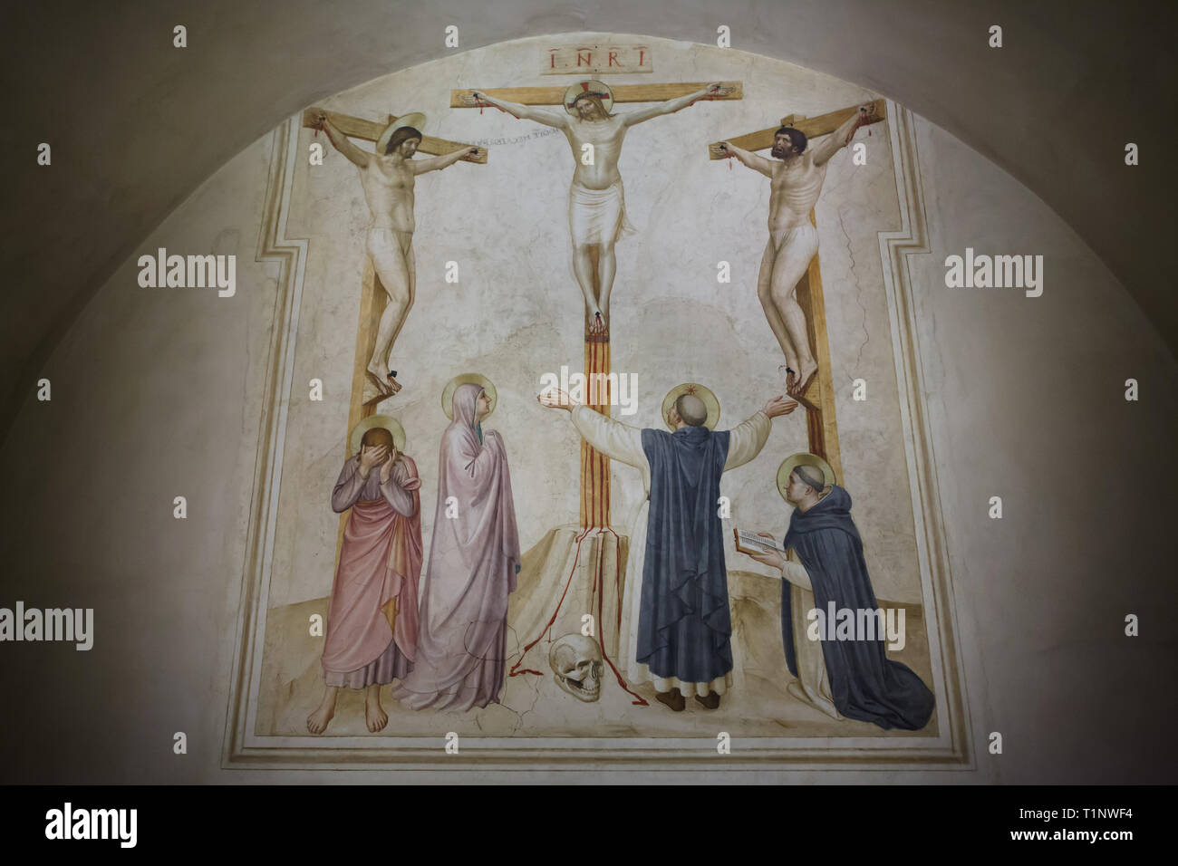 'Fresque Crucifixion avec pleureuses et Saints Dominique et Thomas d'Aquin' par début de la Renaissance italienne peintre Fra Angelico (1440-1442) peint sur le mur de la cellule du moine au couvent de San Marco (Convento di San Marco), maintenant le Musée San Marco (Museo Nazionale di San Marco), à Florence, Toscane, Italie. Banque D'Images