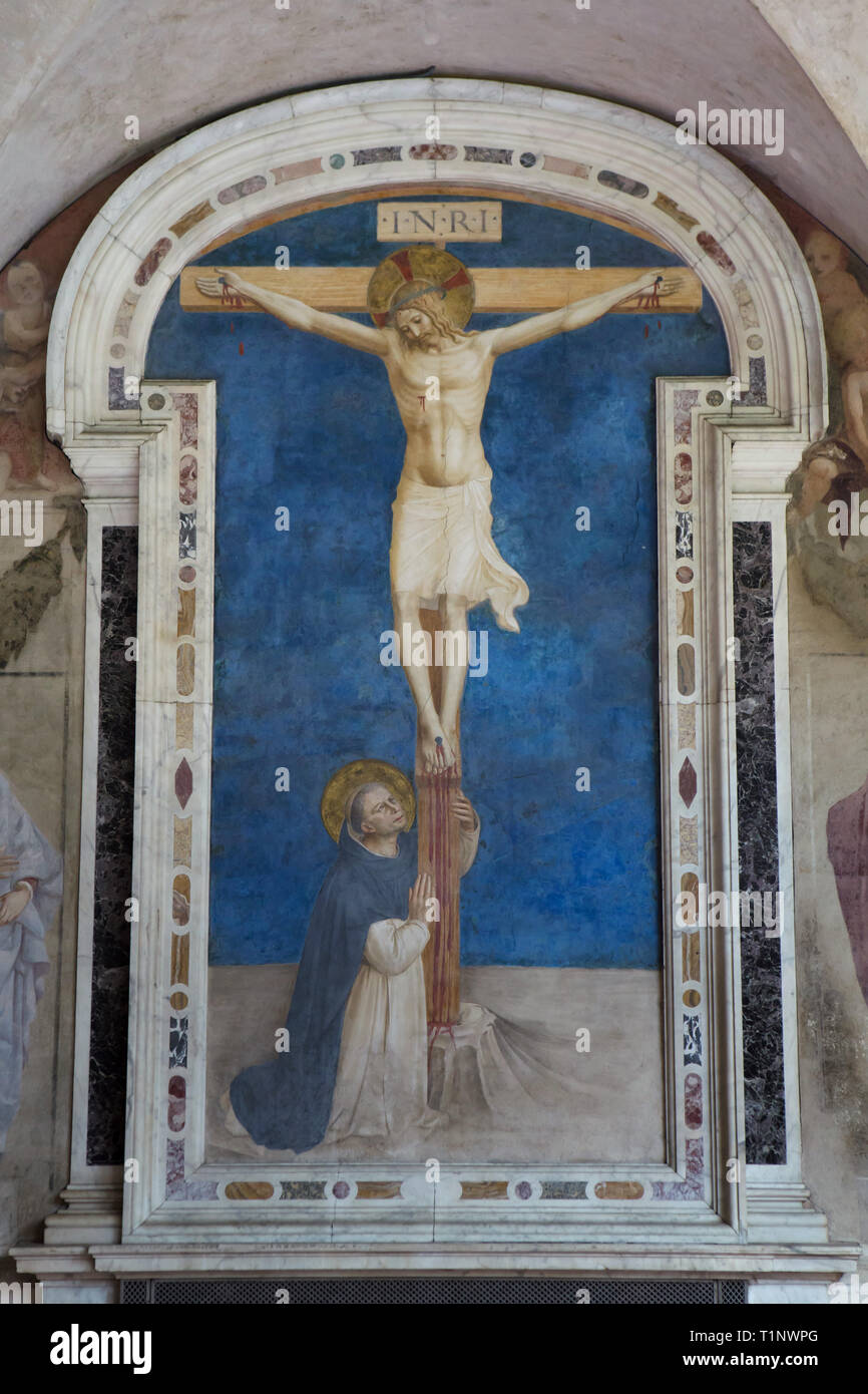 Fresco 'Saint Dominique adorant la Crucifixion' par début de la Renaissance italienne peintre Fra Angelico (1442-1443) dans le Couvent de San Marco (Convento di San Marco), maintenant le Musée San Marco (Museo Nazionale di San Marco), à Florence, Toscane, Italie. Banque D'Images