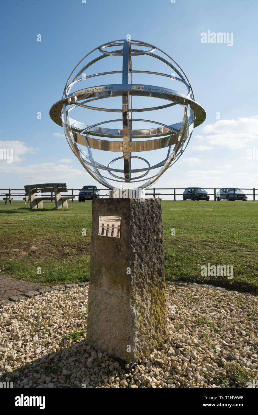 Mémorial à Alan D pilote de planeur Purnell qui est mort dans une collision en vol, a appelé l'Alpha Lima sphère armillaire, à l'Aérodrome de Lasham, Hampshire, Royaume-Uni Banque D'Images
