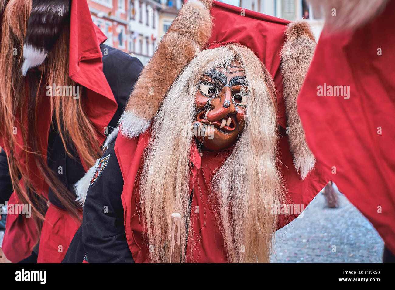 Drôle de sorcière avec red hood et verrue sur le nez. Carnaval de rue dans le sud de l'Allemagne - Forêt Noire. Banque D'Images