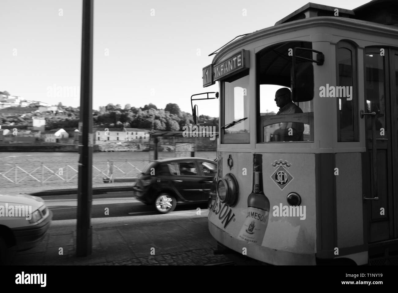 Porto, Portugal - vieux tram à côté de river.tourné en noir et blanc août 2016. Banque D'Images