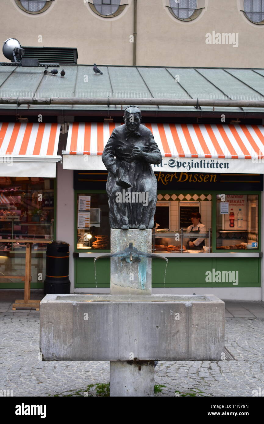 Fontaine d'eau potable sur la célèbre Viktualienmarkt de Munich. Banque D'Images