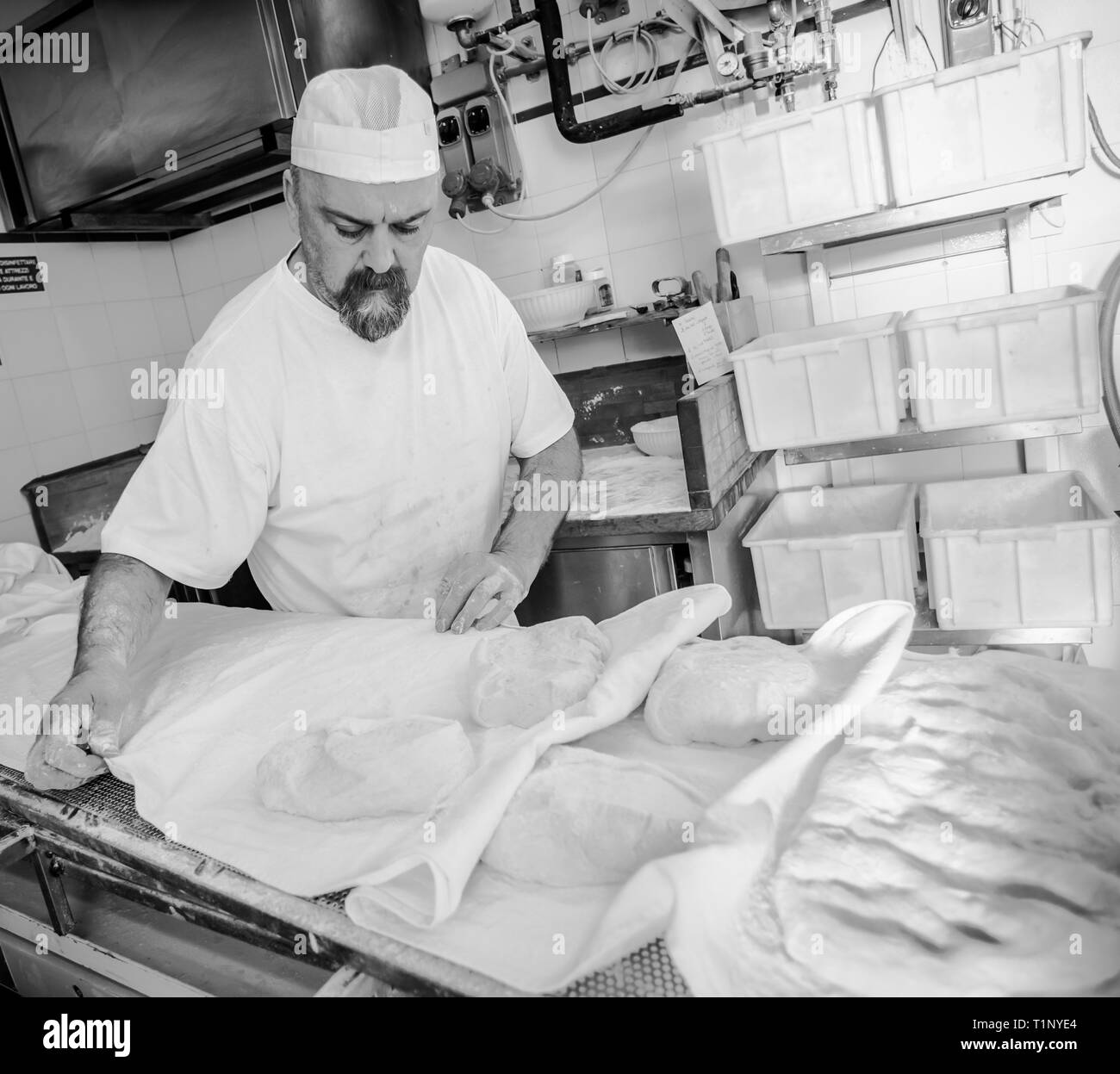 La production quotidienne de pain cuit au four à bois avec la méthode traditionnelle. Banque D'Images