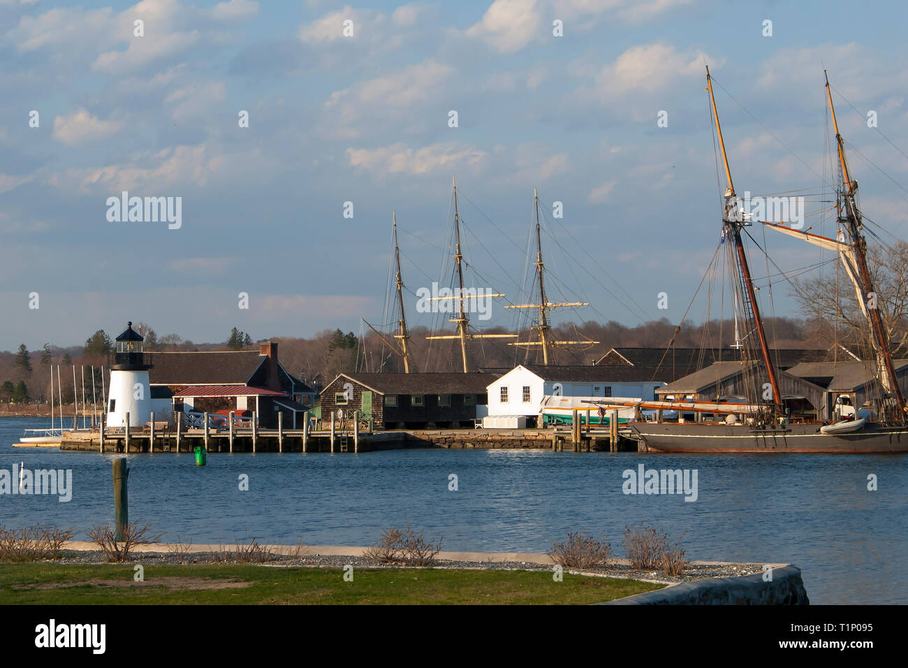 Mystic Seaport est une réplique d'un village du 18ème siècle sur la côte du Connecticut, avec des navires baleiniers, et un phare. Banque D'Images