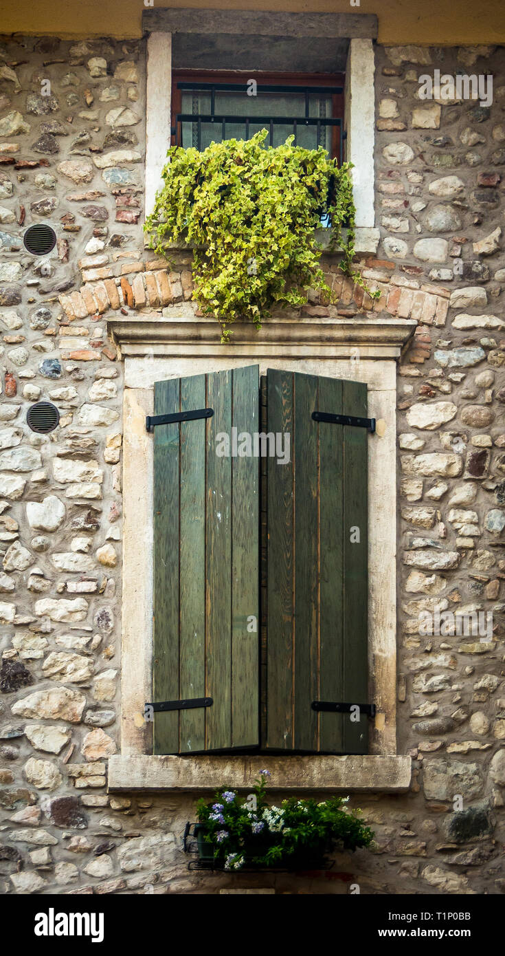 Fenêtre derrière les volets en bois en Toscane, Italie Banque D'Images