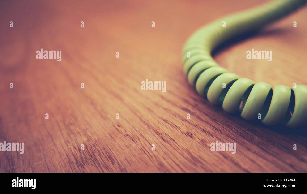 Retro Vintage cordon téléphonique sur un plancher de bois avec une faible concentration et Copy Space Banque D'Images