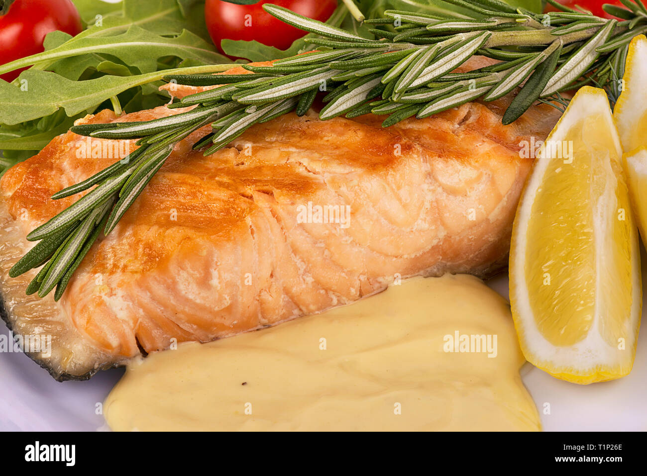 Partie de délicieux filets de saumon frais aux herbes aromatiques Banque D'Images