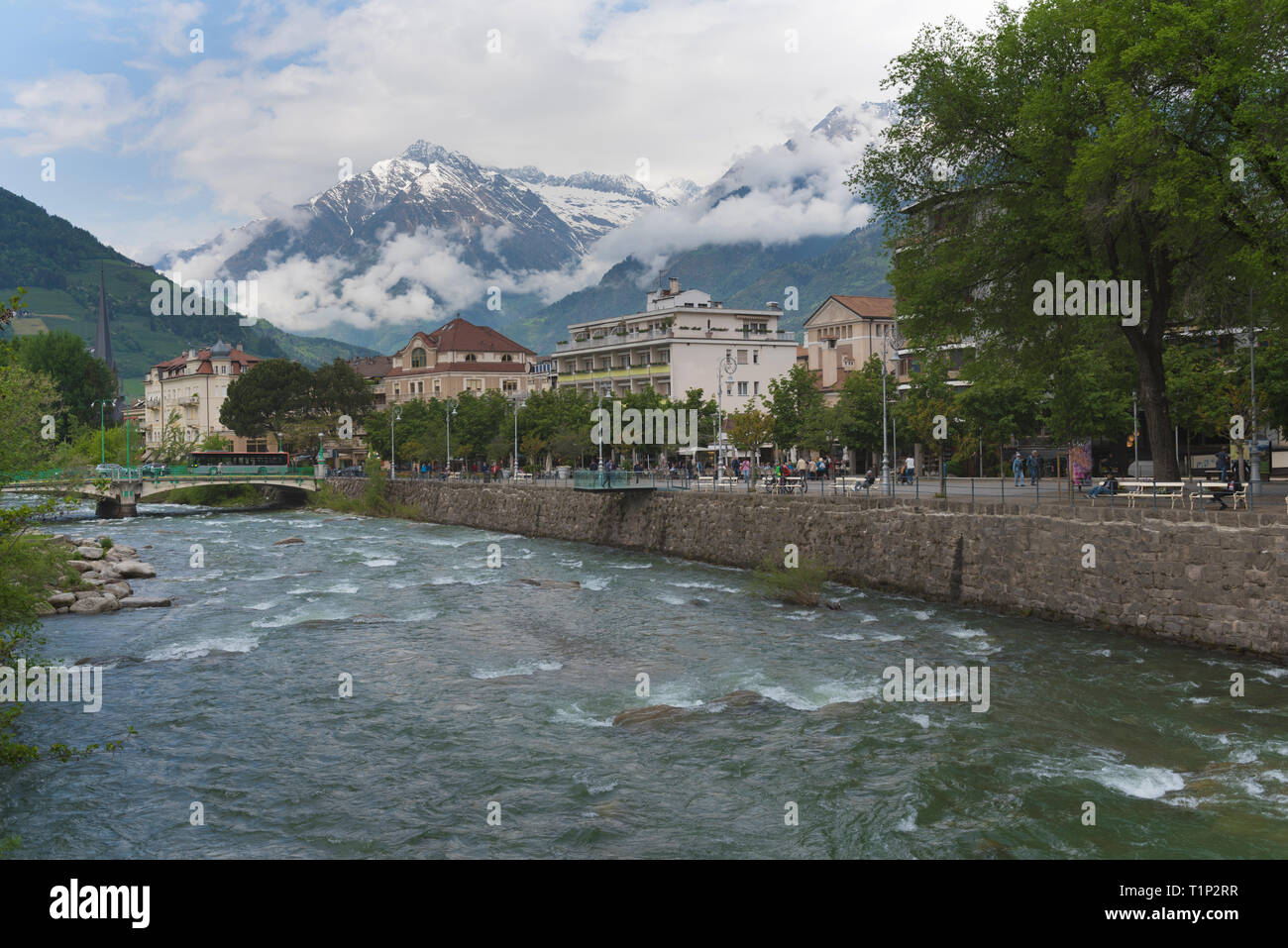 La plus belle promenade de la ville de Merano est, cependant, le sentier Tappeiner. En chemin, vous pourrez admirer la caractéristique historique du Tyrol du Sud construire Banque D'Images