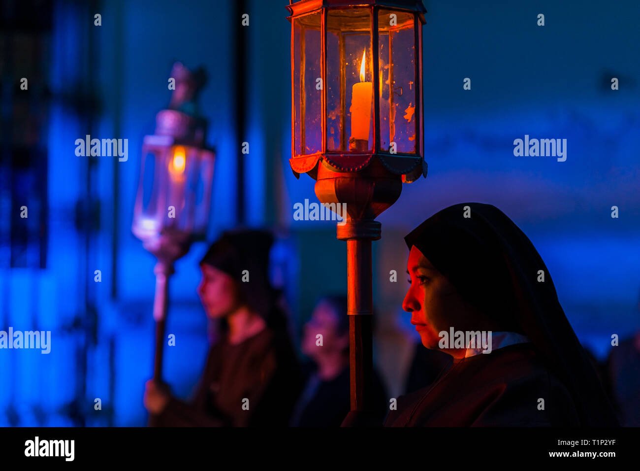 Les religieuses catholiques, exerçant son cortège, lampes à pied dans la semaine sainte en procession pénitentielle Atlixco, au Mexique. Banque D'Images