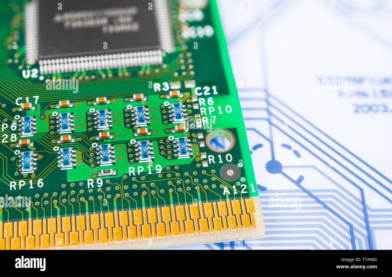 La technologie de montage en surface. Circuit vert. Processeur d'ordinateur ancien détail. PCB bleu sur membrane de plastique. Composants électroniques. Retro CPU. Banque D'Images