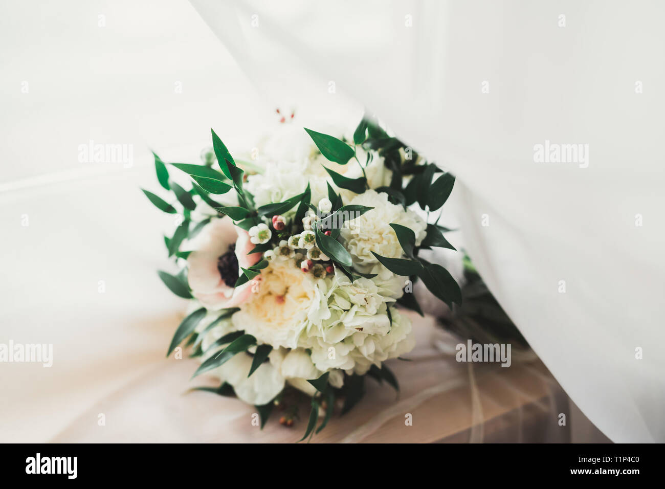 Beau bouquet de mariage de différentes fleurs, roses Banque D'Images