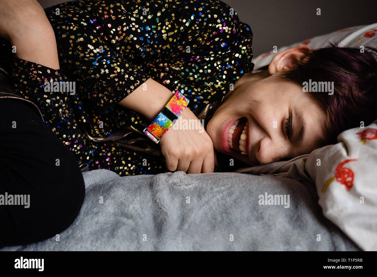 Girl laughing in bed Banque D'Images