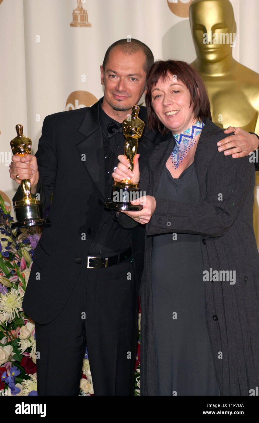 LOS ANGELES, CA. 26 mars 2000 : 'Topsy Turvey' maquilleurs Christine Blundell & Trefor fier à la 72e cérémonie des Academy Awards. © Paul Smith / Featureflash Banque D'Images