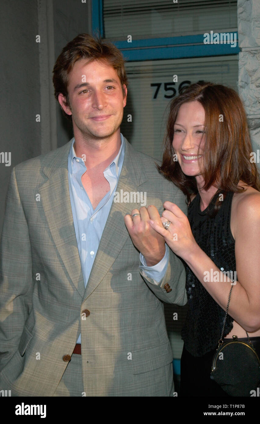 LOS ANGELES, CA. 15 juillet 2000 : l'acteur Noah Wyle & femme Tracy Warbin lors du 6e Gala des Prix annuels Angel par Project Angel Food. Photo : Paul Smith/Featureflash Banque D'Images