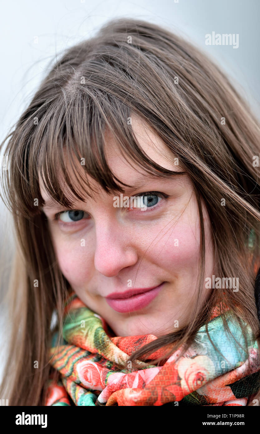 Une jeune femme avec un châle coloré. Banque D'Images