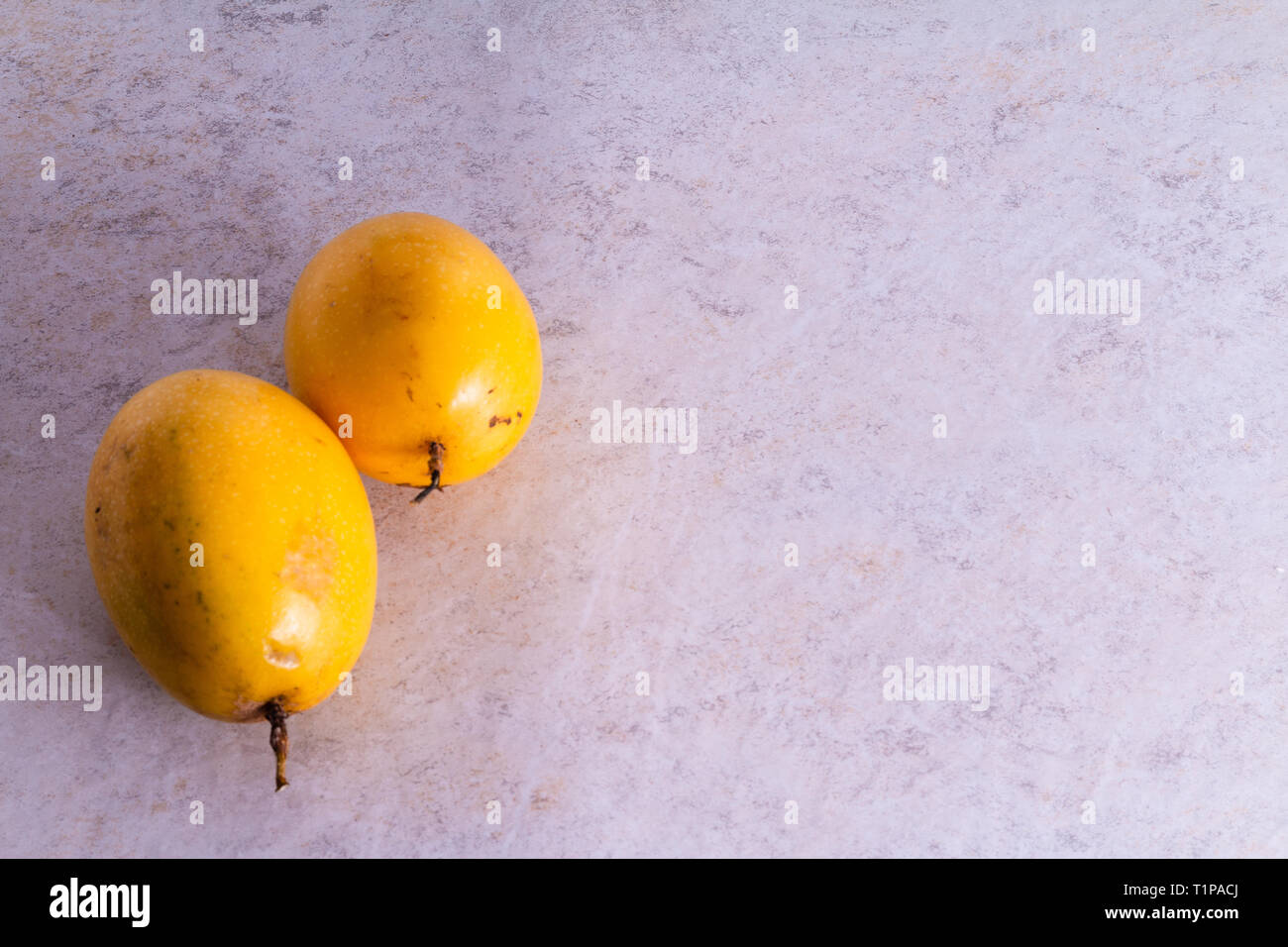 Maracujá jaune sur fond blanc Banque D'Images