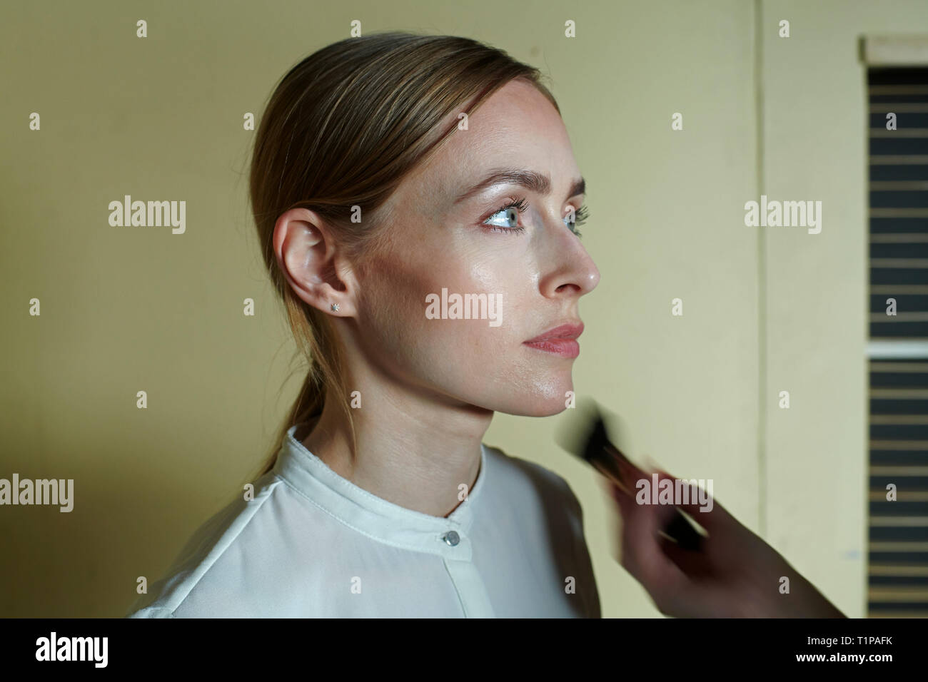 Close up d'un modèle étant formé par faire jusqu'au studio de l'artiste Banque D'Images