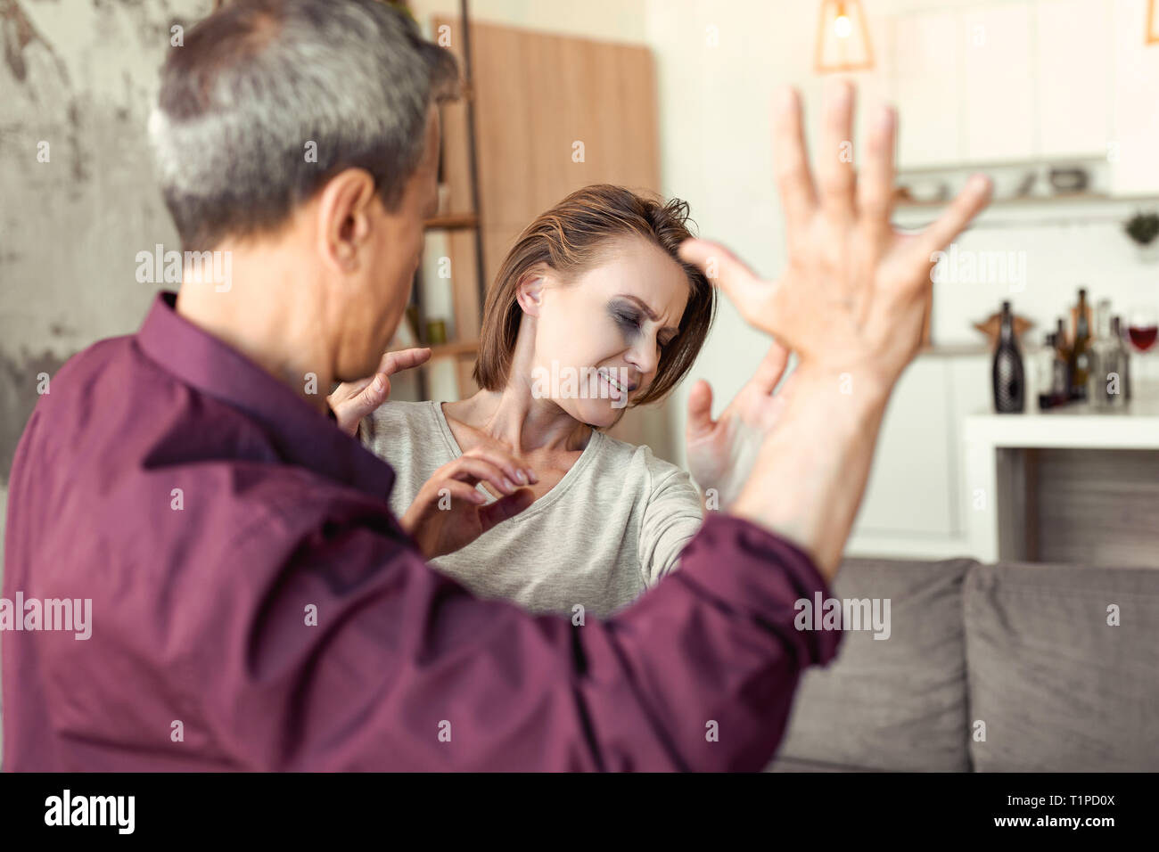 Homme en colère d'être mis de contrôle et sa femme sans défense threating peur Banque D'Images