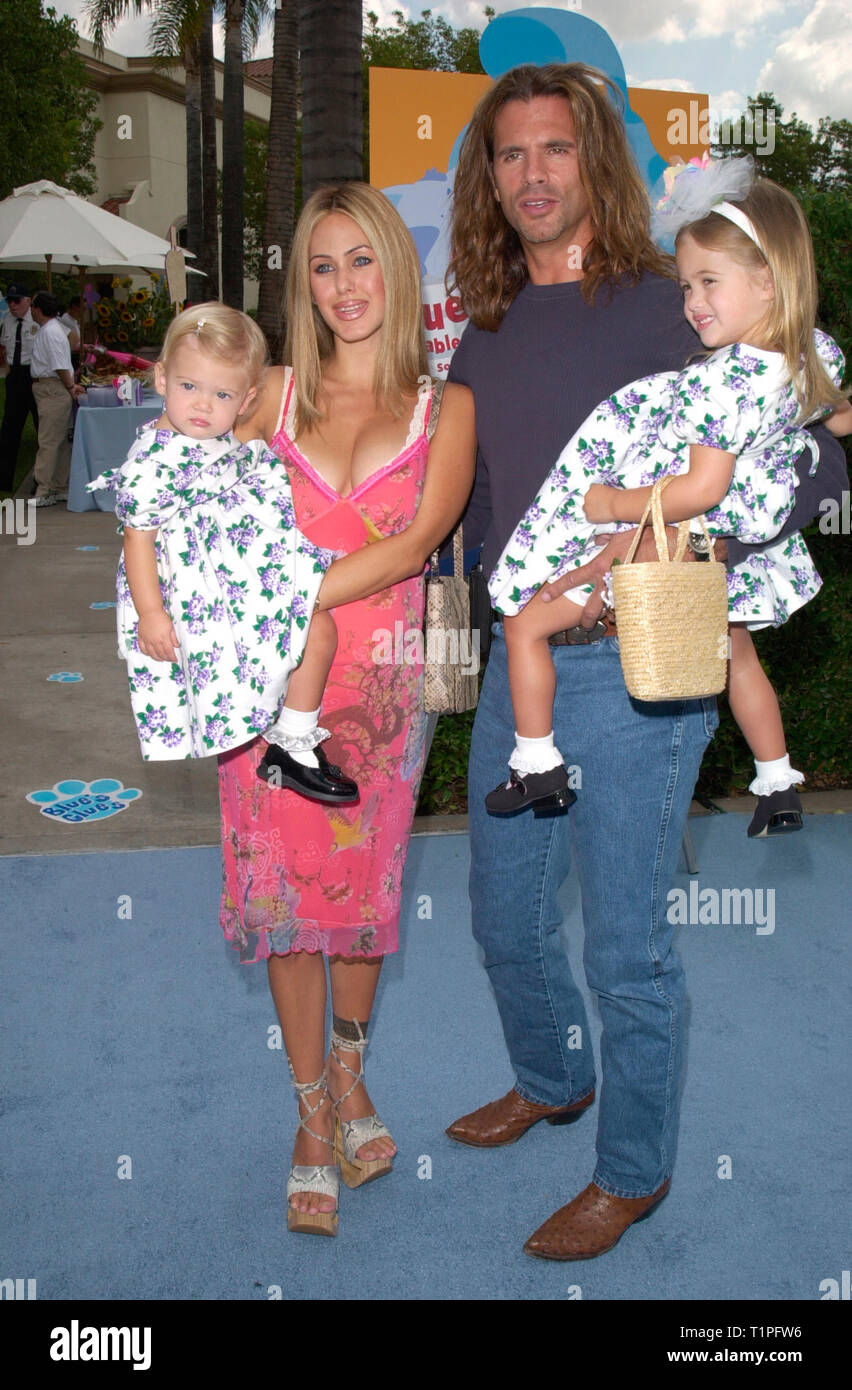 LOS ANGELES, CA. 23 septembre 2000 : l'Acteur Lorenzo Lamas avec femme Shauna Sand & les enfants lors de la première mondiale à Hollywood de Blue's Big encore de film. Photo : Paul Smith/Featureflash Banque D'Images