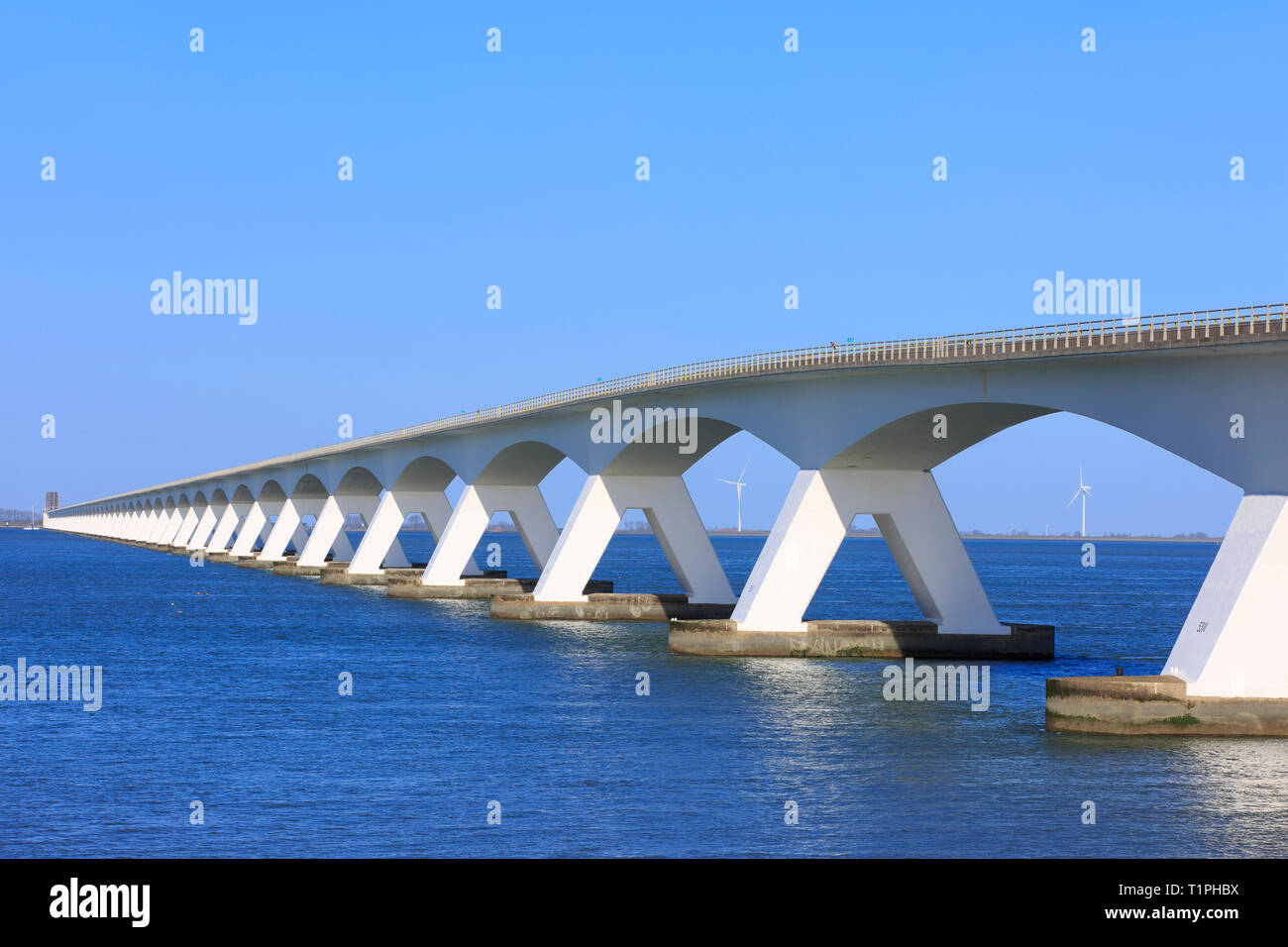 Les 5 022 m (3,1 mi) de long Pont de Zélande (Zeelandbrug) près de Colijnsplaat Zeeland (Pays-Bas), sur une belle journée de printemps Banque D'Images